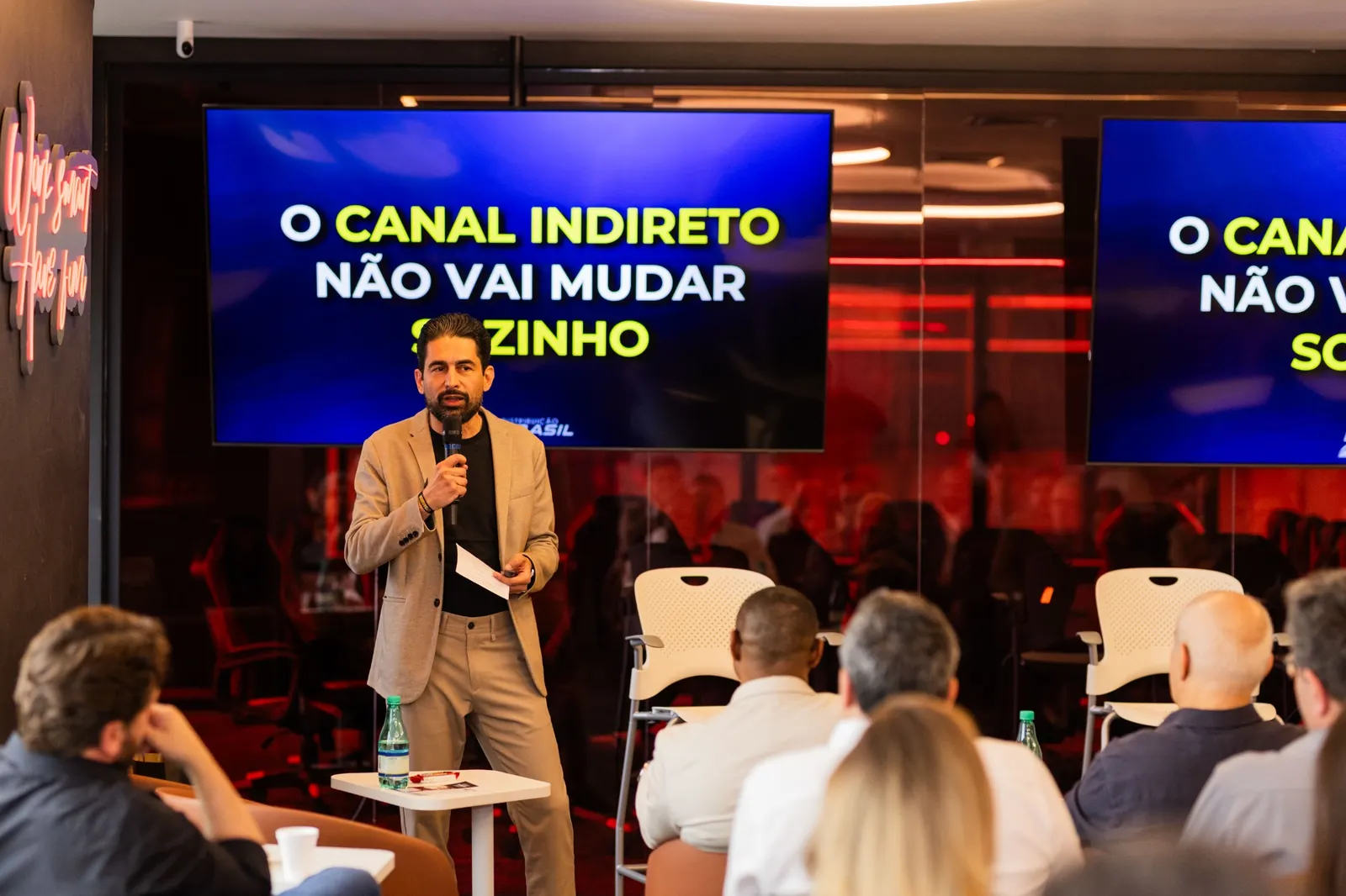 Gustavo Duarte palestrando para líderes do canal indireto