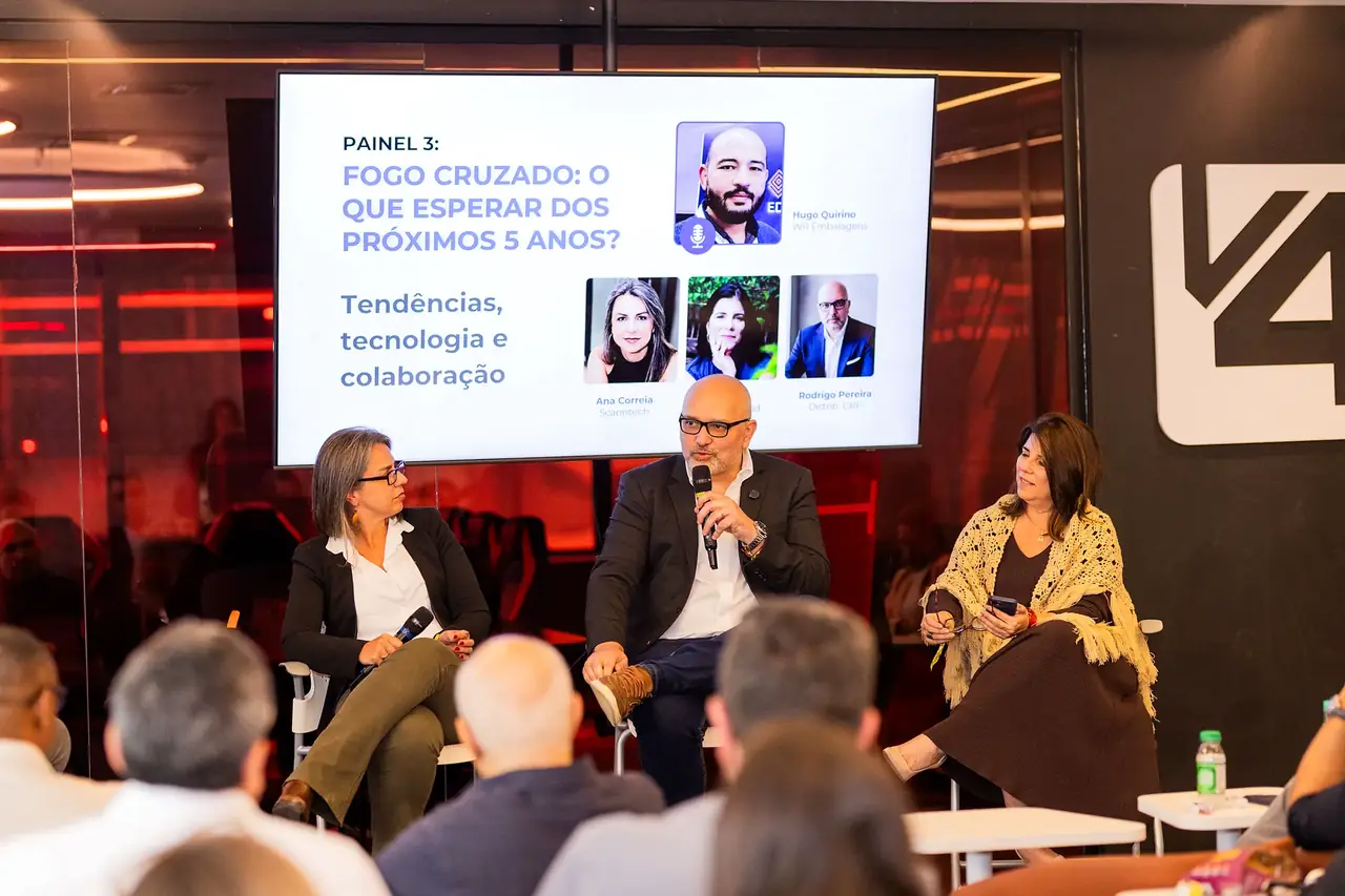 Conversa entre especialistas no palco