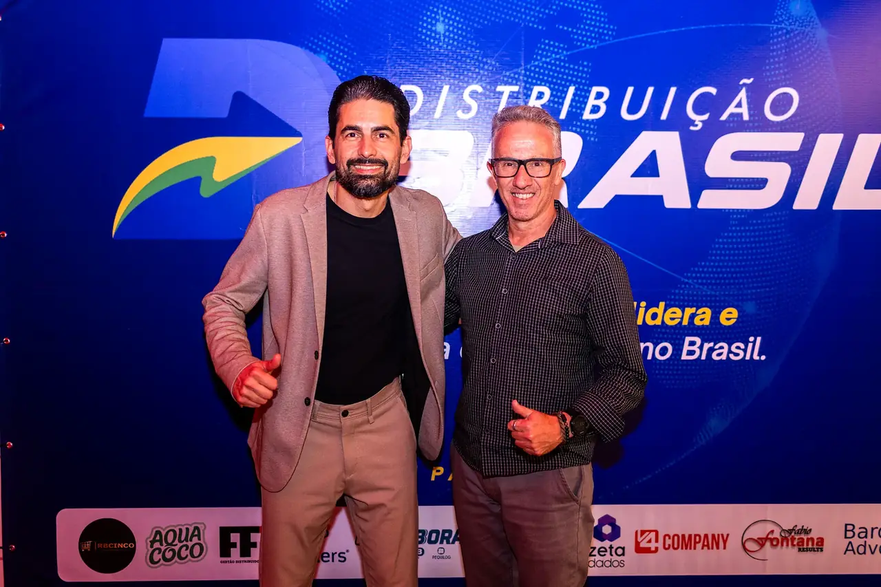 Participantes diante do painel Distribuição Brasil